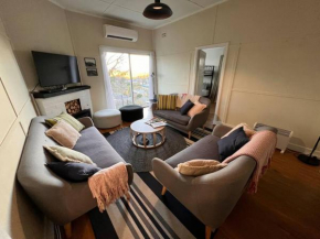 Pine Hill Cottage - shabby chic & peaceful haven, Katoomba